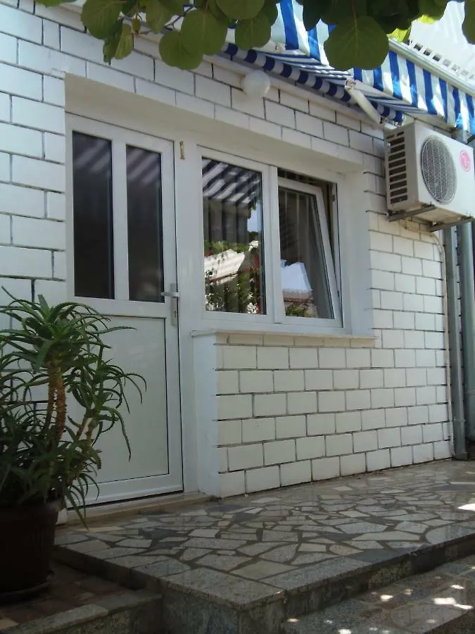 Apartments Lana Пула 0*,